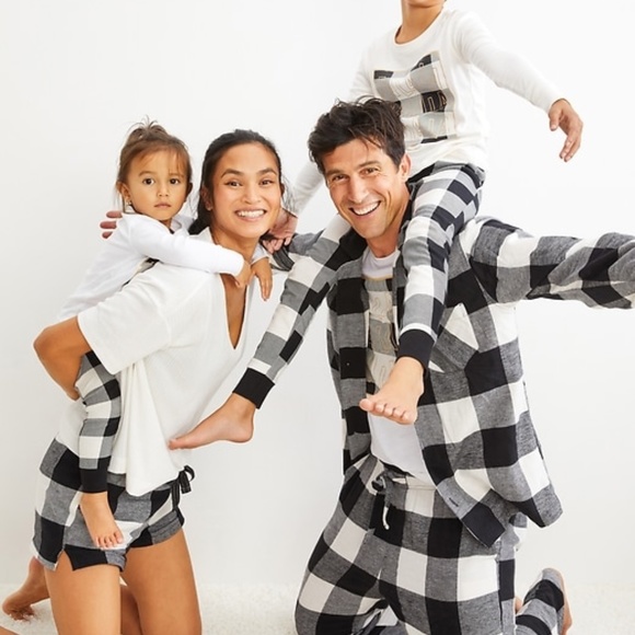 Old Navy Matching Printed Flannel Pajama Set - Picture 5 of 5